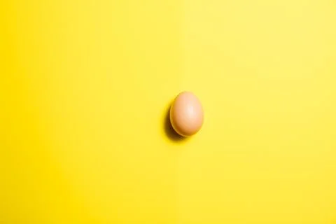 Fresh Easter Egg on a Yellow Background. Happy Easter Stock-Fotos