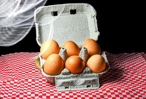 Fresh eggs on box Stockfoto's