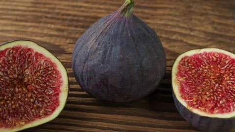 Fresh figs on the wooden table Video stock 212895488