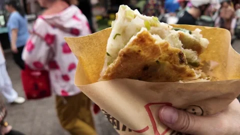 Fresh Filled Pancake Held Above Shanghai Street Market Vidéo 340176786