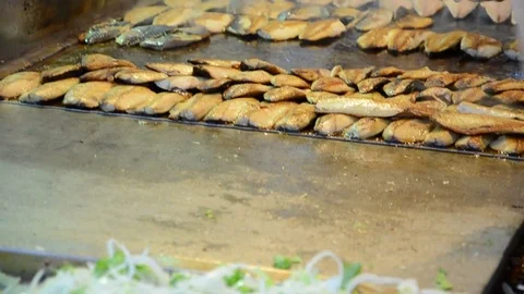 Fresh fish on grill Stockbeeldmateriaal 81114159