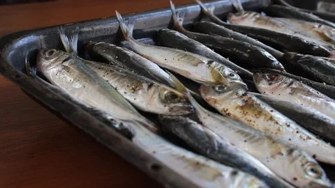 Fresh fish in a pan. Cooking fish with flavoring and spices Vidéo 87688618