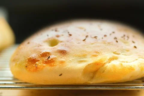 Fresh flat bread from the oven on a grate Foto stock