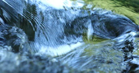Fresh flowing water Vidéo 153841868