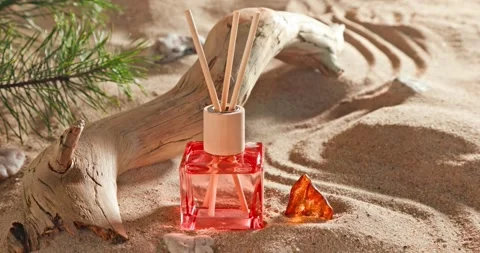 Fresh fragrance diffuser smelling of summer and holidays. Vidéo 334611154