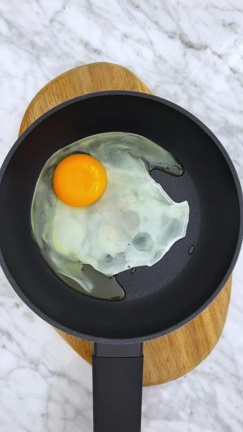 Fresh fried egg Stock Footage 321017255