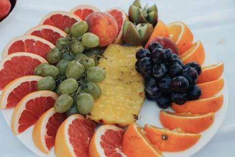 Fresh fruit arranged in a circular pattern Foto stock