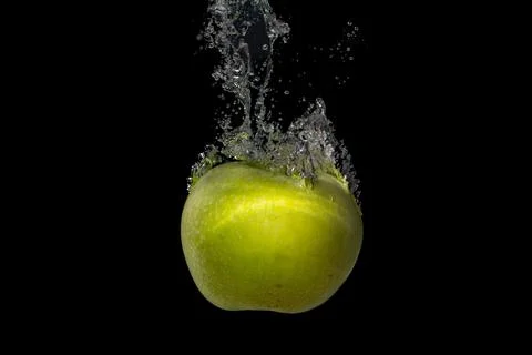 Fresh fruit fall into the cold water with air bubbles healthy vegan lifestyle Foto stock