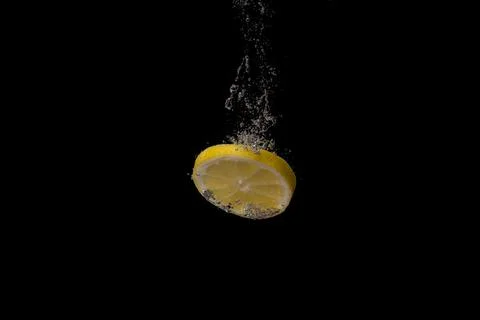 Fresh fruit fall into the cold water with air bubbles healthy vegan lifestyle Foto stock