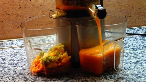 Fresh fruit juice dropping into plastic can Vídeo Stock 141160377