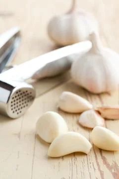 Fresh garlic on kitchen table Foto stock