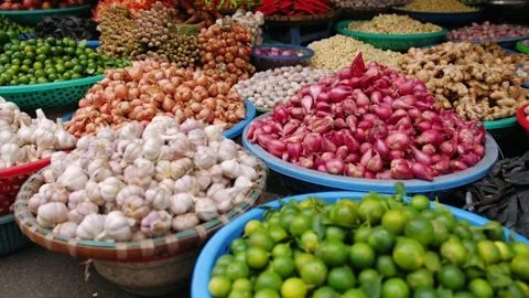 Fresh garlic, red onion, lime, and ginger for sale at a vietnam street mark.. 動画素材 337002875