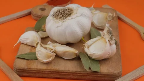 Fresh garlic rotating Stock Footage 246111924