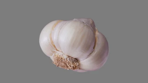 Fresh garlic spin and float - isolated with alpha channel Video stock 139384069