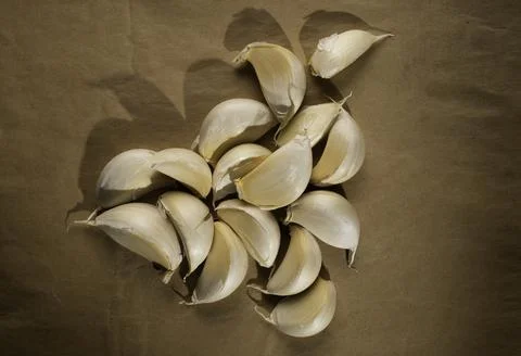 Fresh garlic on the table Fotos Stock