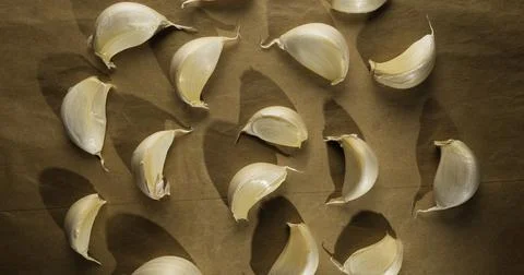 Fresh garlic on the table Stockfoto's