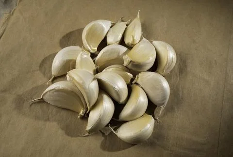 Fresh garlic on the table Stockfoto's