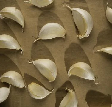 Fresh garlic on the table Fotos Stock