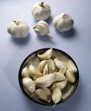 Fresh garlic on the table 库存照片
