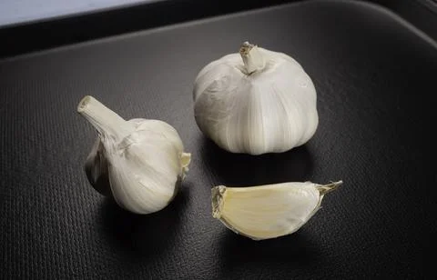 Fresh garlic on the table 库存照片