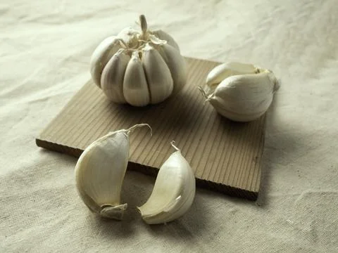 Fresh garlic on the table Stockfoto's