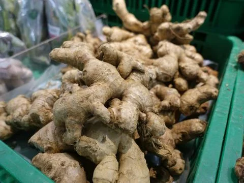 The fresh ginger in a green box Foto stock