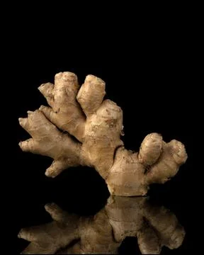 Fresh ginger root on black background with reflection Foto stock