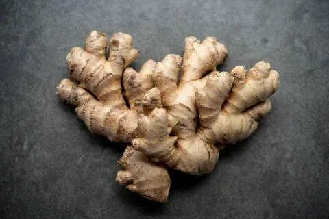Fresh ginger root Flat lay fresh raw ginger root on dark background. Copyr... Foto stock