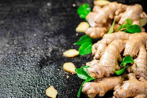 Fresh ginger root with leaves. Foto stock
