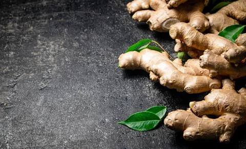 Fresh ginger root with leaves. Foto stock