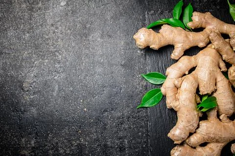 Fresh ginger root with leaves. Foto stock