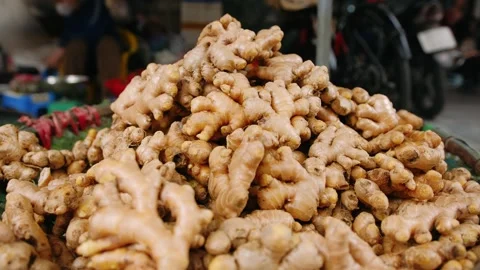 Fresh ginger root for sale in a basket at a traditional asian street market.. Video stock 337002222