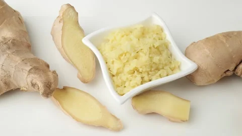 Fresh ginger root, sliced pieces, and minced paste Vidéo 348308504