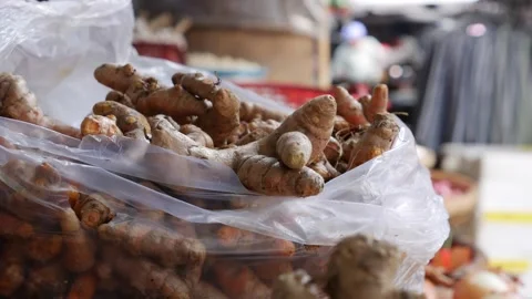 Fresh ginger roots packed inside a transparent plastic bag and displayed for Vídeos de archivo 334116154