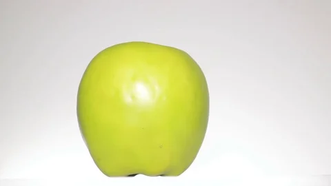Fresh green apple, isolated Vidéo 84186821
