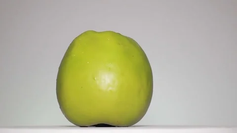 Fresh green apple, isolated Vidéo 84186837
