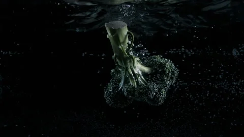 Fresh green broccoli dropped falling in water with lot of splashes Stock Footage 148737177