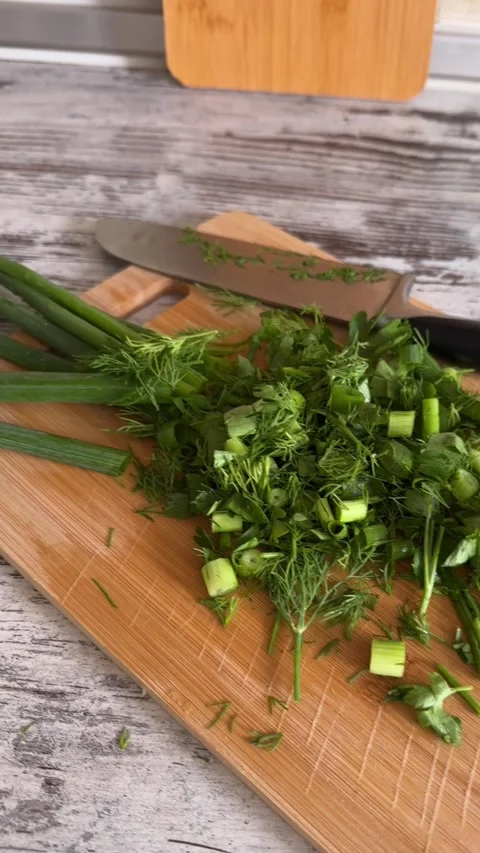 Fresh Green Herbs on Cutting Board Видео 340340859
