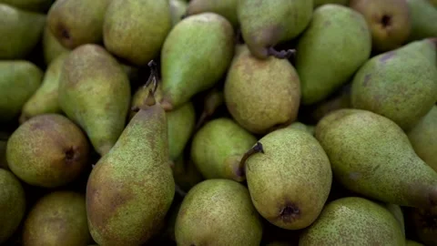 Fresh green pears on a fruit texture background Stock-Footage 323232798
