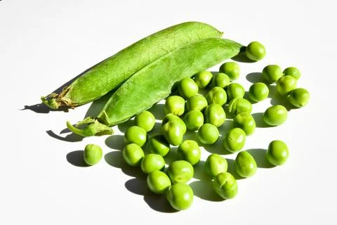 Fresh green peas grains, nutritious green vegetables, isolated on white backg Foto stock