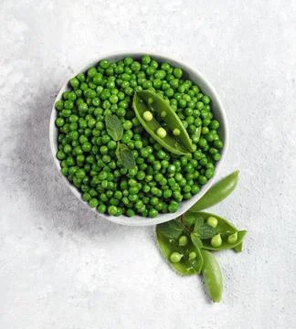 Fresh green string beans in a gray plate on a light gray background top view Foto stock