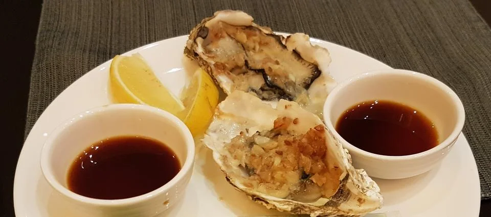 Fresh Grilled Oysters on Shell Served at Seafood Buffet Stock-Fotos