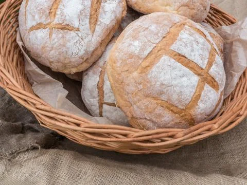 Fresh hearth bread in basket Foto stock