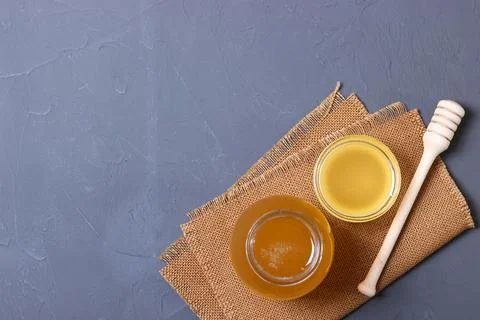 Fresh honey on the table. Stockfoto's