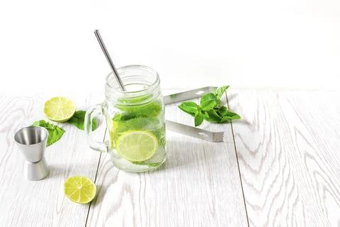 Fresh iced cold mojito lemonade summer drink, cocktail with sliced lime, br.. Foto stock