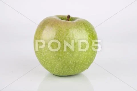 Fresh Juicy Green Apple on white Stock Photos