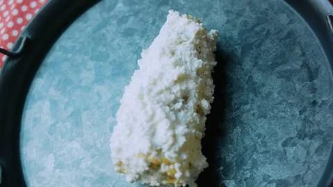 Fresh kitchen study: pressing white cheese over a corn cob Foto stock
