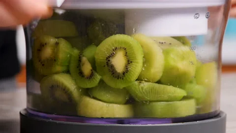 Fresh kiwi in a blender, close-up Stock Footage 91495534