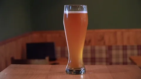 Fresh lager beer in the pub Vidéo 104011126