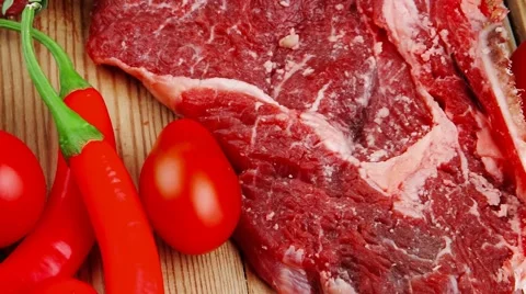 Fresh lamb ribs served with thyme  red chili pepper Vídeos de archivo 59544347